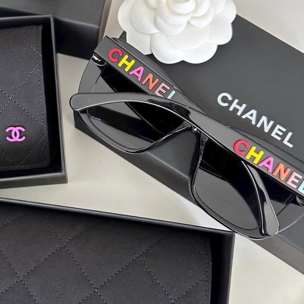 BNIB CHANEL Sunglasses with chanel logo